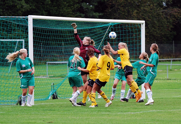 2009_0905_22.JPG - Ytterligare en Södrachans men bollen seglar rätt igenom målområdet