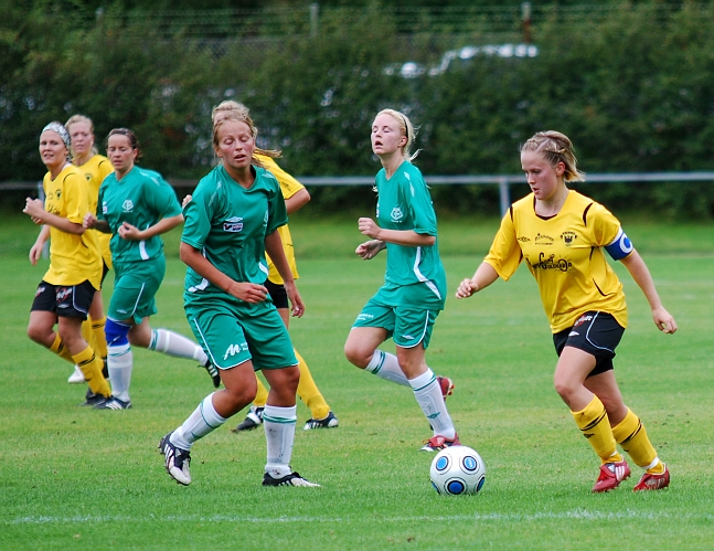 2009_0905_25.JPG - Karin Haglind driver upp bollen över mitten