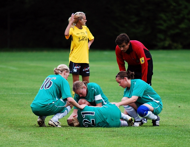 2009_0905_26.JPG - I början av 2:a halvlek får en Tillbergaspelare en smäll över knät och måste kliva av matchen