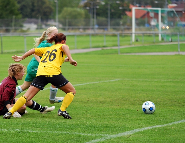2009_0905_27.JPG - Ida Sörén vinner en närkamp med målvakten och en försvarsspelare . . . .