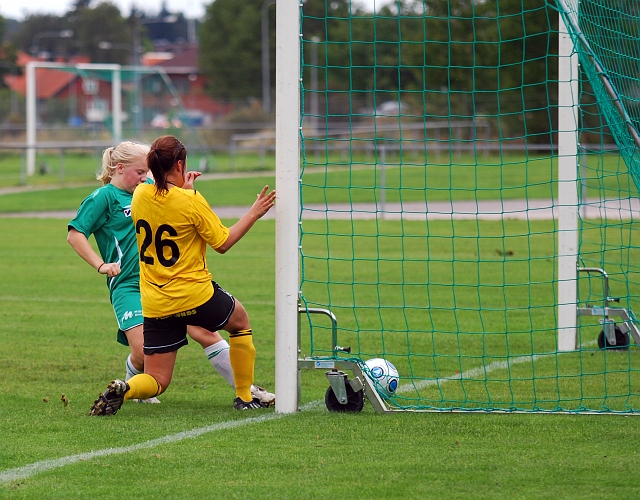 2009_0905_28.JPG - . . . . och Ida fortsätter framåt och trycker in 7-0 till Södra