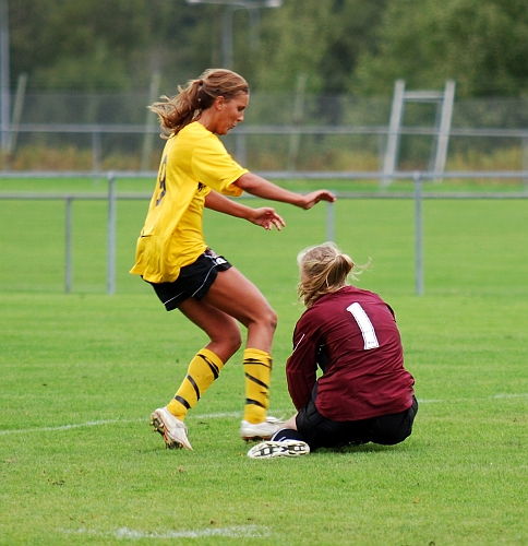 2009_0905_29.JPG - Målvakten har bollen i ett fast grepp innan Sofia Larsson hinner fram