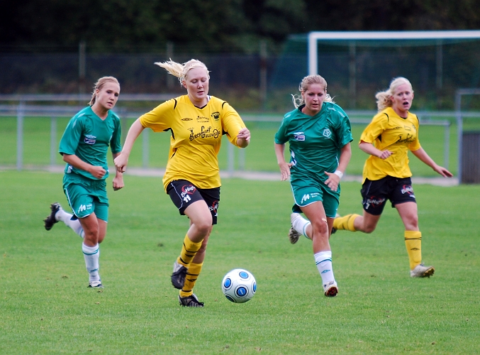 2009_0905_32.JPG - Elin Bergkvist bryter igenom Tillbergas försvar och kommer ensam med målvaket . . . .