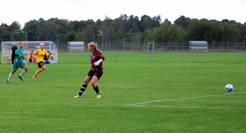 2009_0905_33.JPG - . . . . rullar behärskat in bollen i mål, 8-0 till Södra