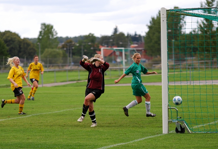2009_0905_35.JPG - Här är det nära, målvakten missbedömer en höjdboll och bollen studsar bakom henne och över ribban