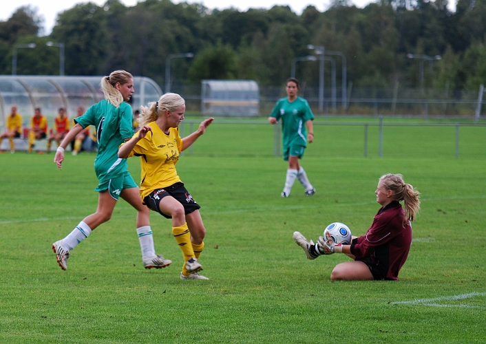 2009_0905_36.JPG - Rebecca Skog är beredd på retur om målvakten inte håller bollen
