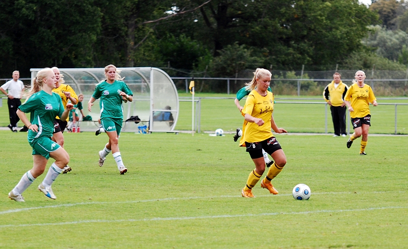 2009_0905_38.JPG - Amanda Segerstedt får friläge strax utanför straffområdet . . . .