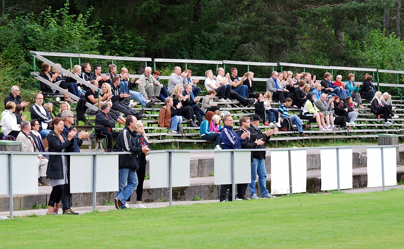 2009_0905_41.JPG - En nöjd hemmapublik applåderar storsegern 10-1