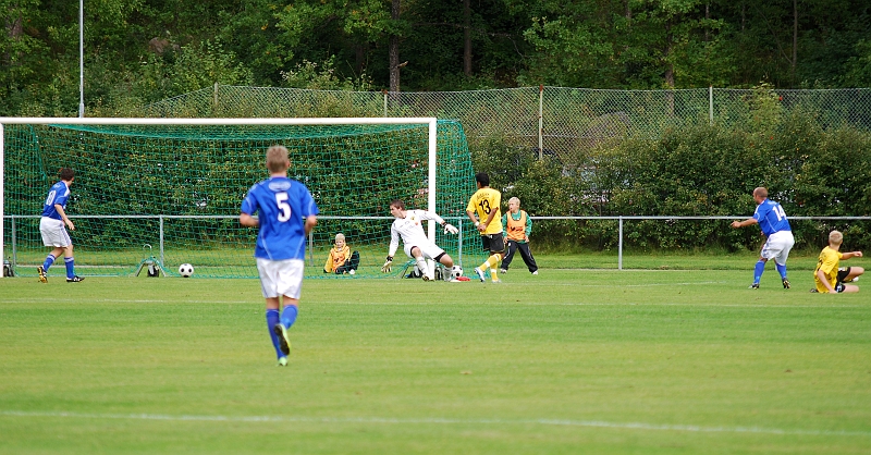 2009_0912_07.JPG - . . . . och där kommer en Karlstadspelare och avslutar med ett direktskott som går strax utanför stolpen
