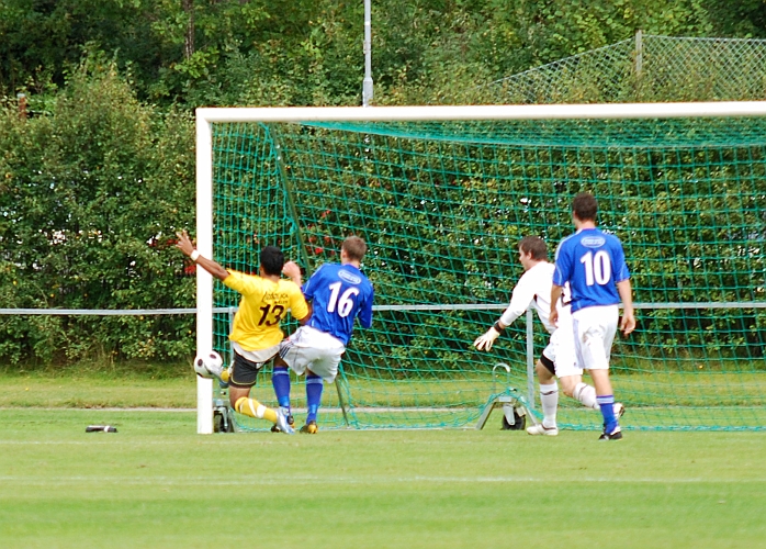 2009_0912_08.JPG - Ännu en farlig Karlstad chans som Jonas Hammarlund avvärjer i sista sekund