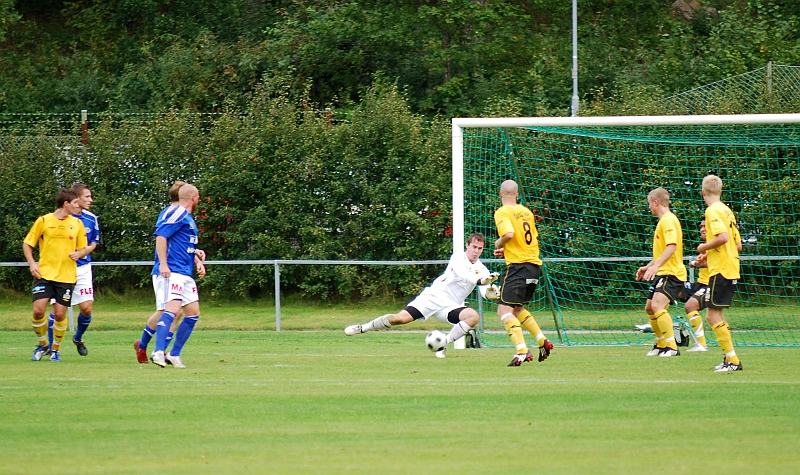 2009_0912_13.JPG - . . . . men Karlstadspelarna snappar upp returen och Tom Oleson får göra ytterligare en räddning