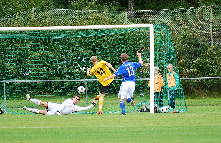 2009_0912_15.JPG - Här rensar Mikael Wiker undan bollen, Karlstadspelarna ville ha det till mål, men spelet gick vidare och . . . .