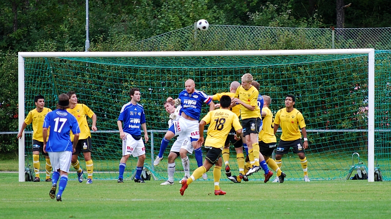 2009_0912_18.JPG - Kamp om bollen i luftrummet framför Södramålet efter en hörna