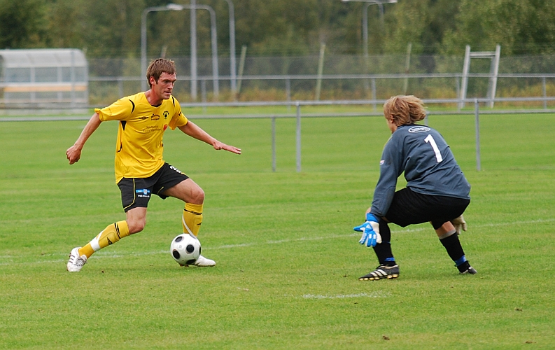 2009_0912_34.JPG - Dennis Jansson fick kanske för god tid på sig och målvakten kunde ta hand om bollen