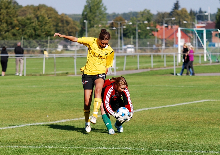 2009_0920_01.JPG - Sofia Larsson är framme och oroar målvakten