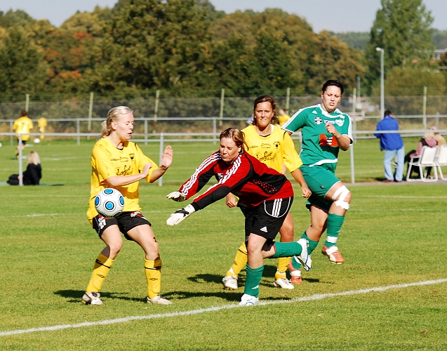 2009_0920_04.JPG - Målvakten motar undan bollen precis framför Karolina Björklund