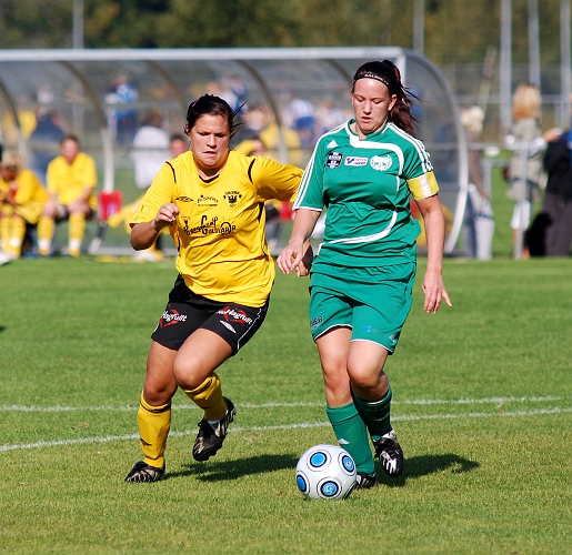 2009_0920_05.JPG - Ida Sörén pressar Sörsta/Kolbäcks försvarsspelare