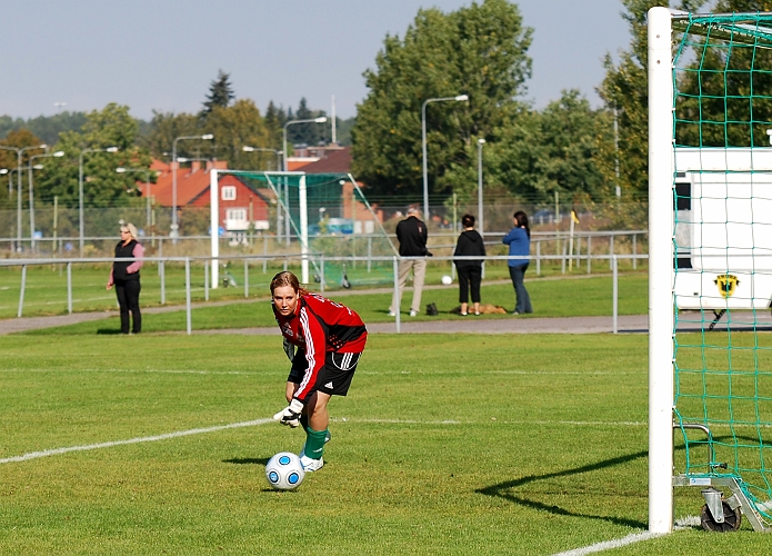 2009_0920_06.JPG - Målvakten kan bara se på när bollen rullar in i målet efter att Sofia Larsson skjutit ett skott utifrån. 1-0 till Södra
