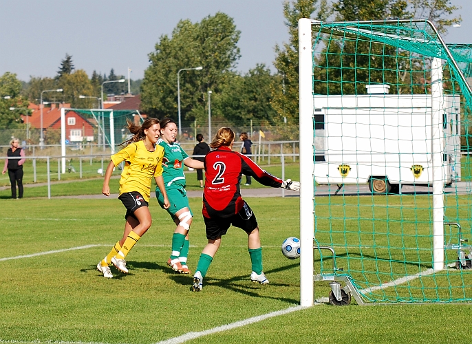 2009_0920_07.JPG - Sofia Larsson utökar Södras ledning till 2-0