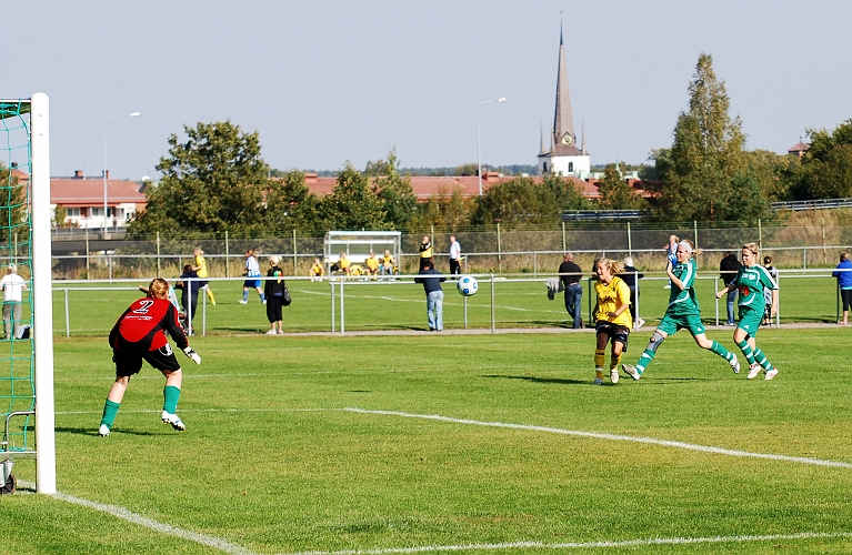 2009_0920_08.JPG - I början av 2:a halvlek gör Rebecca Collstam 3-0 till Södra med ett bra skott