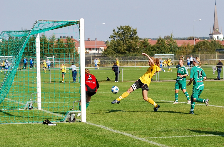 2009_0920_09.JPG - Sofia Andersson trycker upp bollen i nättaket