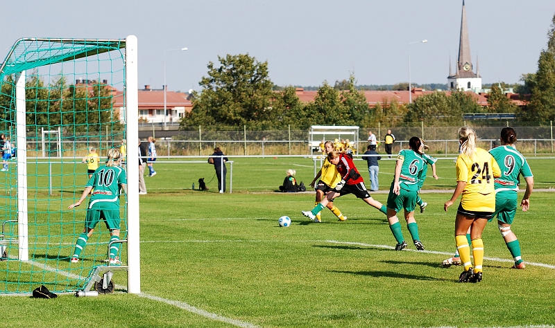 2009_0920_10.JPG - Målvakten är lite långt ute i straffområdet, men reder ut situationen