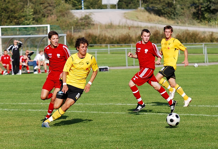 2009_0920_03.JPG - Rio Babovic på väg igenom via en djupledsboll