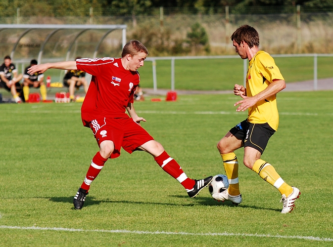 2009_0920_05.JPG - Dennis Jansson dribblar sig förbi sin försvarare och går på ett avslut som resulterar i 1-0 till Södra