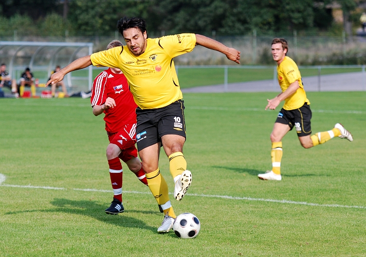 2009_0920_07.JPG - Victor Huerta försöker med klack passning till Dennis Jansson