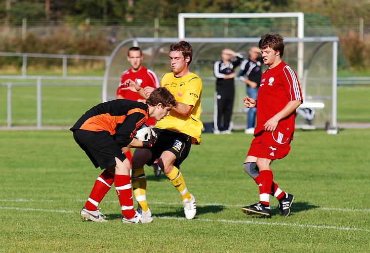 2009_0920_08.JPG - Målvakten hinner precis plocka in bollen in Dennis Jansson kommer fram