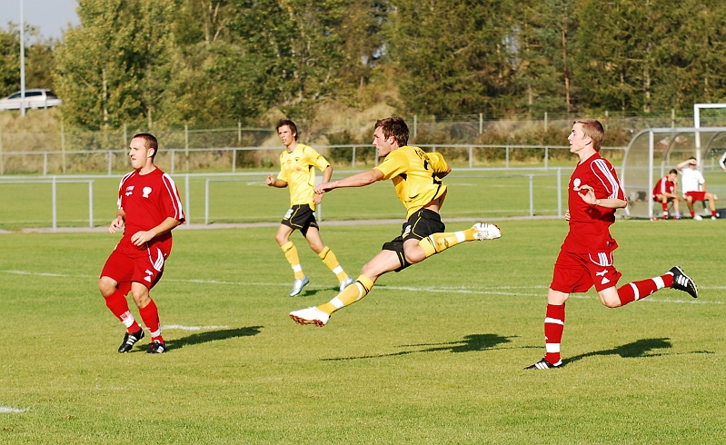 2009_0920_10.JPG - Dennis Jansson skjuter i flykten men bollen går strax över ribban