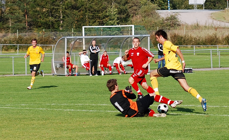 2009_0920_11.JPG - En bra chans för Rio Babovic men målvakten fångar in bollen