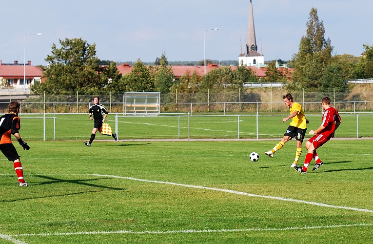 2009_0920_12.JPG - Dennis Jansson skjuter med sträckt vrist in bollen i mål, 2-0 till Södra