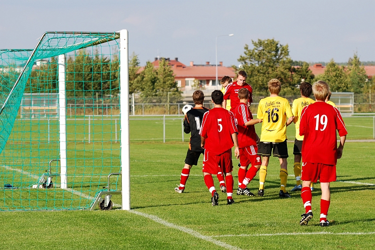 2009_0920_13.JPG - Samuel Hultqvist nickar in 3-0 till Södra efter en hörna