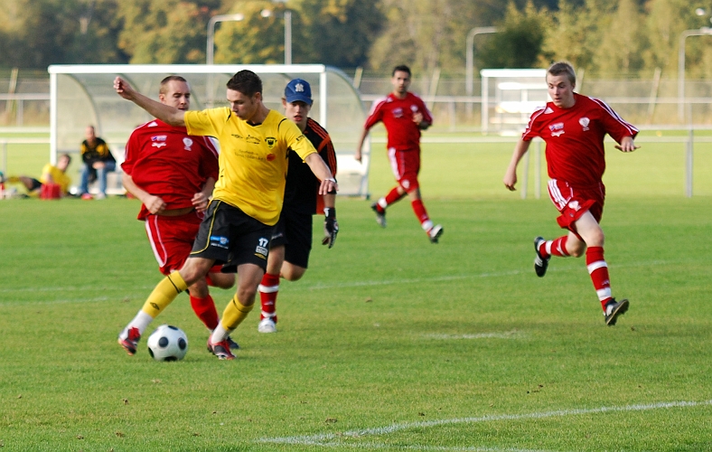 2009_0920_14.JPG - Miralem Malic rundar målvakten och gör 4-0 till Södra. Mirre gjorde hela 7 mål i 2:a halvlek
