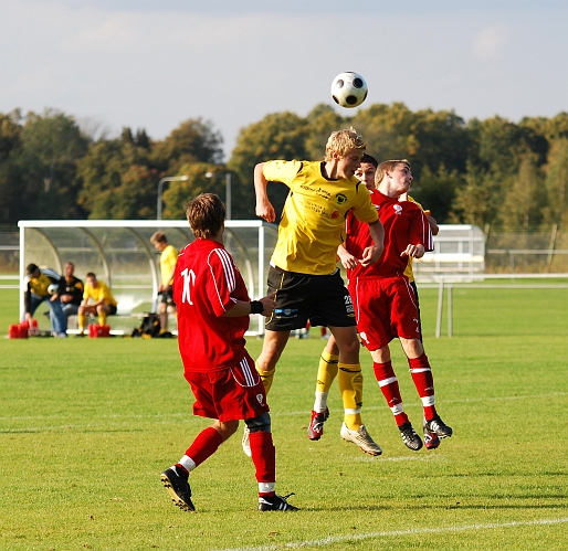 2009_0920_15.JPG - Filip Stjernfeldt i nickduell med BK30 försvaret