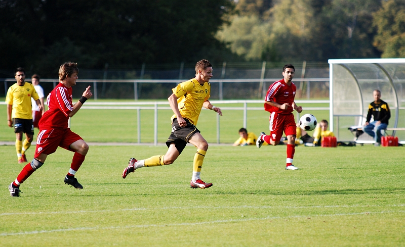 2009_0920_16.JPG - Miralem Malic rycker sig igenom BK30 försvaret