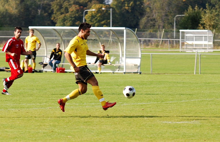 2009_0920_17.JPG - Arton Bekaj rullar behärskat in 5-0 till Södra