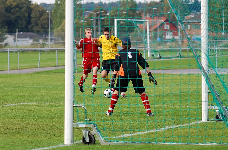 2009_0920_18.JPG - Mirre på väg igenom men den här gången blir det en hörna av situationen