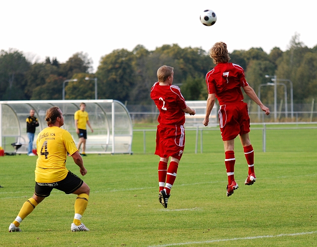2009_0920_19.JPG - Bollen seglar över 2 st BK30 försvarare till Mikael Westman, men han nickar bollen strax utanför målet