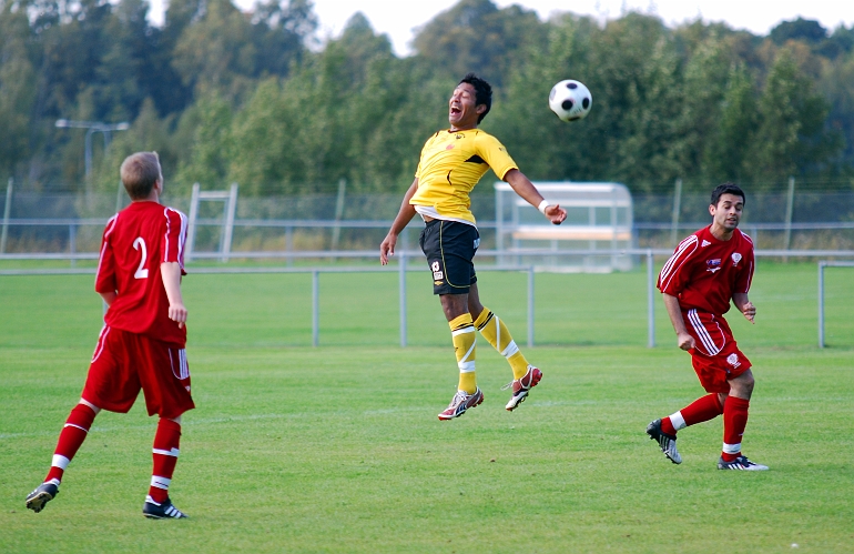 2009_0920_20.JPG - Jonas Hammarlund når inte riktig fram till bollen