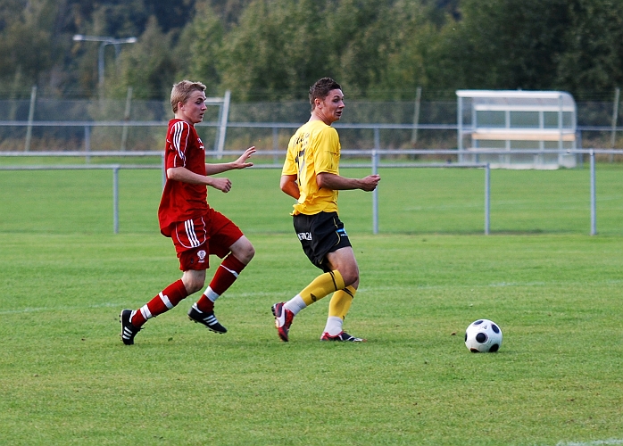 2009_0920_21.JPG - Miralem Malic rullar enkelt in bollen i mål och Södra ökar på sin ledning
