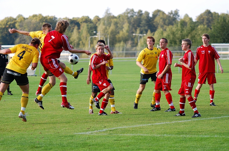 2009_0920_23.JPG - Södra ligger på efter en hörna, men BK30 försvaret reder ut situationen