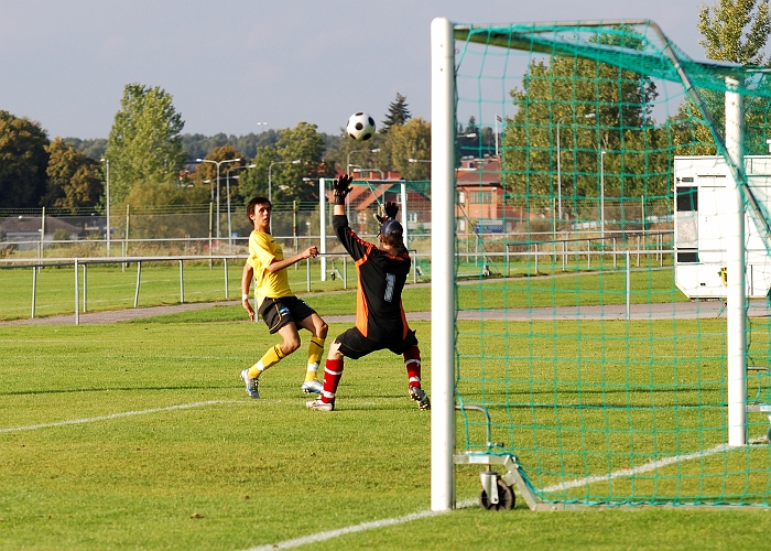 2009_0920_24.JPG - Rio Babovic lobbar bollen över målvakten, men den hamnar på utsidan av nättaket