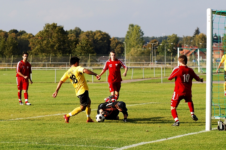 2009_0920_25.JPG - I samband med räddningen gör målvakten sig illa, men kunde fortsätta matchen efter en stunds vila