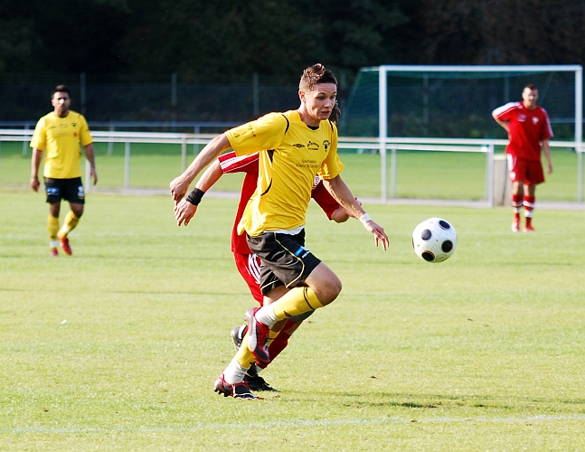 2009_0920_27.JPG - Miralem malic rycker ifrån försvararen och gör ytterligare ett mål för Södra