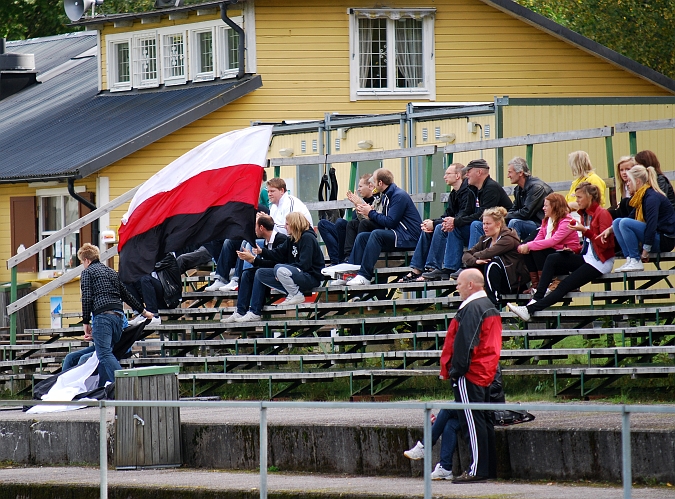 2009_0926_03.JPG - ÖSK hade en liten hejarklack på läktaren