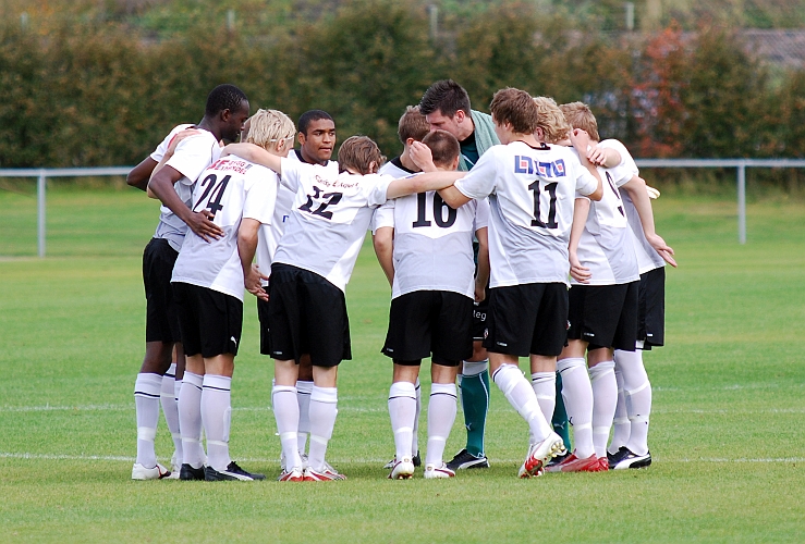 2009_0926_04.JPG - Örebrolaget taggar upp sig innan matchstart