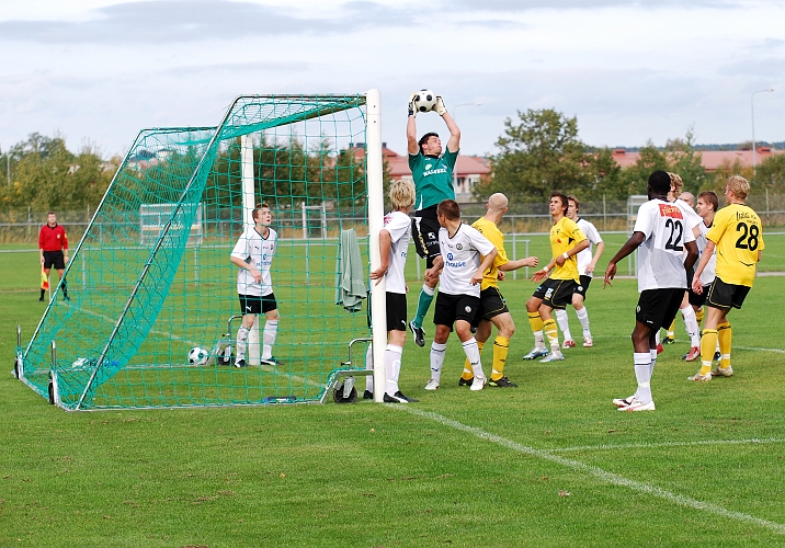 2009_0926_20.JPG - Målvakten plockar in bollen i ett stadigt grepp efter hörnan