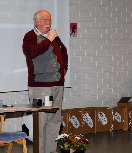 2009_1011_03.JPG - Ordförande Bo "Hebba" Gustavsson hälsar alla välkomna och presenterar . . . .